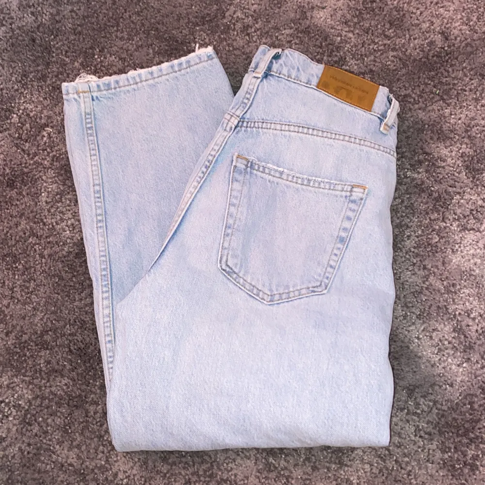 Detta är jeans från GinaTricot i modellen 90s high waist jeans, säljer dessa då jag inte använder dom och har endast provat dom, skriv om du är intresserad kan även gå ner i pris vid snabb affär. Jeans & Byxor.