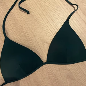 Grön bikinktopp  - Grön bikinitopp från H&M!! Knappt använd men säljer då den är för liten💗💗💗 bra kvalite då den är lite tjockare i materialet, alltså inte bara tyg (se bild 2)🥰🥰