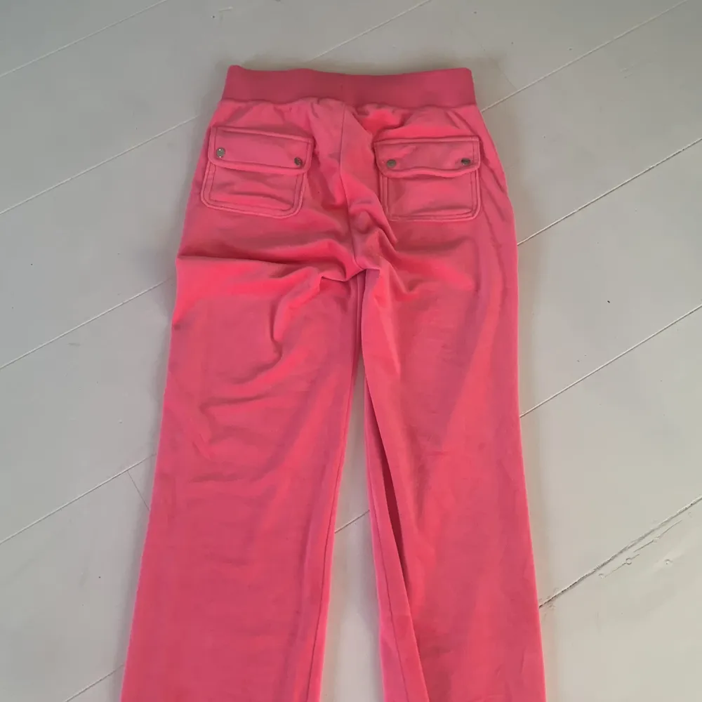 Jag planerar att sälja mina rosa juicy couture byxor. För att de är förstora och passar inte bra på mig. De är nästan helt nya har haft de i 3dagar. Skriv privat om ni vill ha fler bilder❤️. Jeans & Byxor.