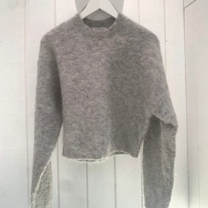 Stickad tröja  - Stickad tröja i stl S. Köpt för 800kr och knappt använd. Köparen står för frakten💕