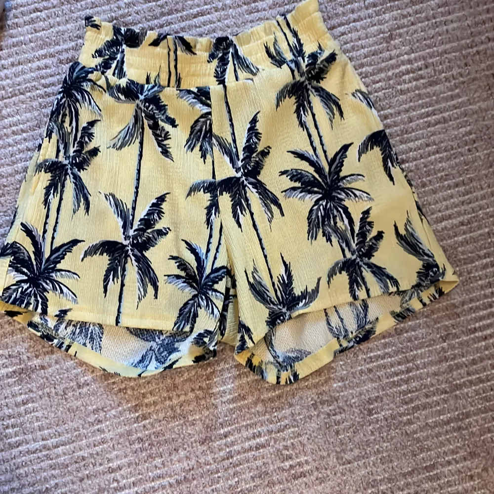 Jättefina gula palm Shorts som tyvärr har blivit för små . Shorts.