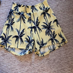 Gul Palm kjol från Ginatricot  - Jättefina gula palm Shorts som tyvärr har blivit för små 