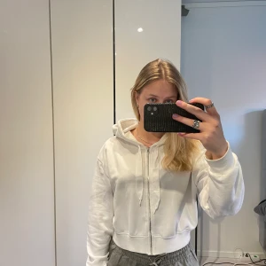 Vit ziphoodie bikbok   - Vit hoodie från bikbok i storlek S💓 bra skick, lite nopprigt men inget man tänker på💓