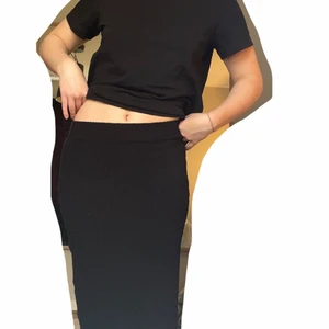 Stickad kjol - Säljer min svarta stickade kjol från NAKD. Kommer aldrig till användning tyvärr, men verkligen jättefin💕💕💕