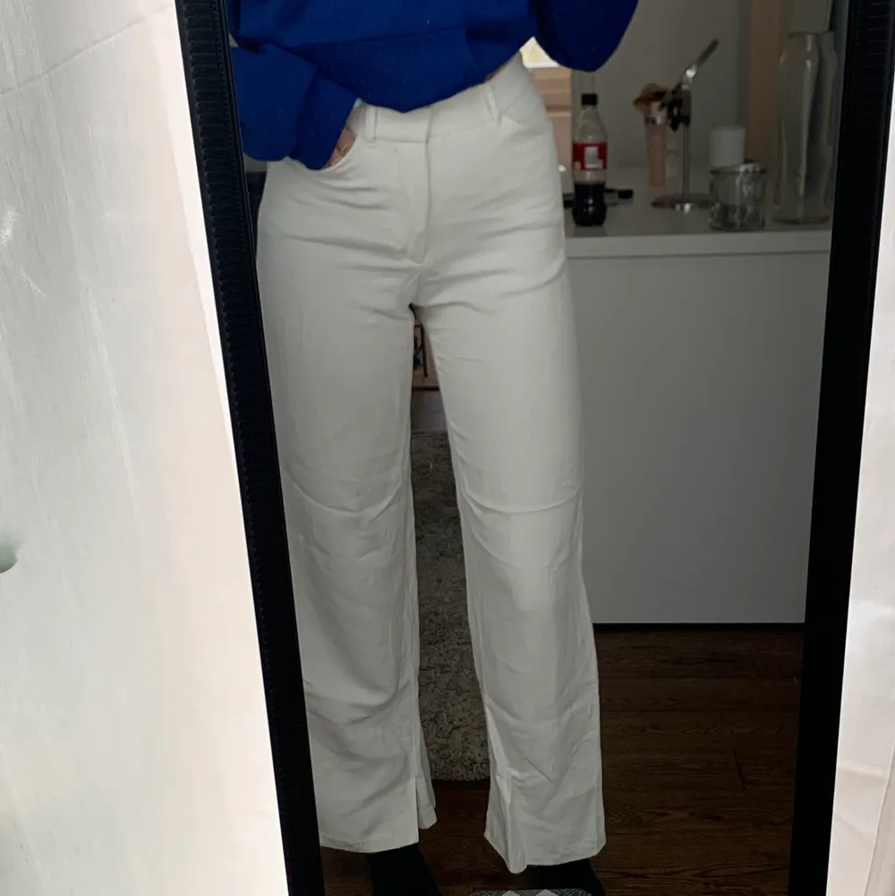 Vita linnebyxor med slits från Zara. Dom är i fint skick bara använda lite förra sommaren. Lite korta på mig som är 173. . Jeans & Byxor.