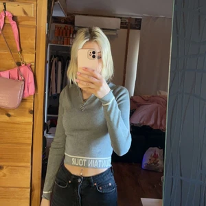 Tröja - Oanvänd med lappen kvar pga av att det inte riktigt är min stil!💕 har en dragkedja längst fram och är väldigt skön! frakt tillkommer