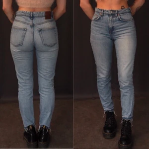 Blå jeans  - Jeans men super fin blå färg! Bra skick🦋