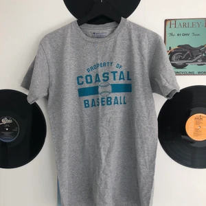 grå Champion t-shirt med tryck - Grå vintage t-shirt från champion som jag köpt på plick men inte fått användning för då jag har andra liknande🥰 Snygg oversized fit🌷 Köpare står för frakt