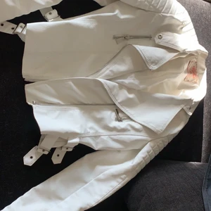 Skinnjacka - Använt en gång förra sommaren sedan bara hängt slm prydnad i min garderob så den är som ny. Köpt på chiquelle för 600kr