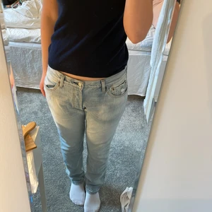 Levi’s jeans - Så fina 501 i så bra skick!! Passar till typ allt, säljer då jag har andra jeans. OBS gissar på storleken men passar storlek 38! Frakt ingår ej❤️ midwaist, jag är 178 lång