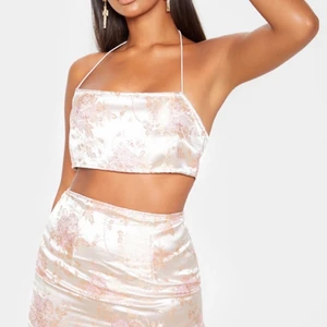 Pretty Little Things Sett - Ett skit snyggt sett med top & kjol, aldrig använd med taggarna på! Uk size 6 vilket innebär storlek XS. 