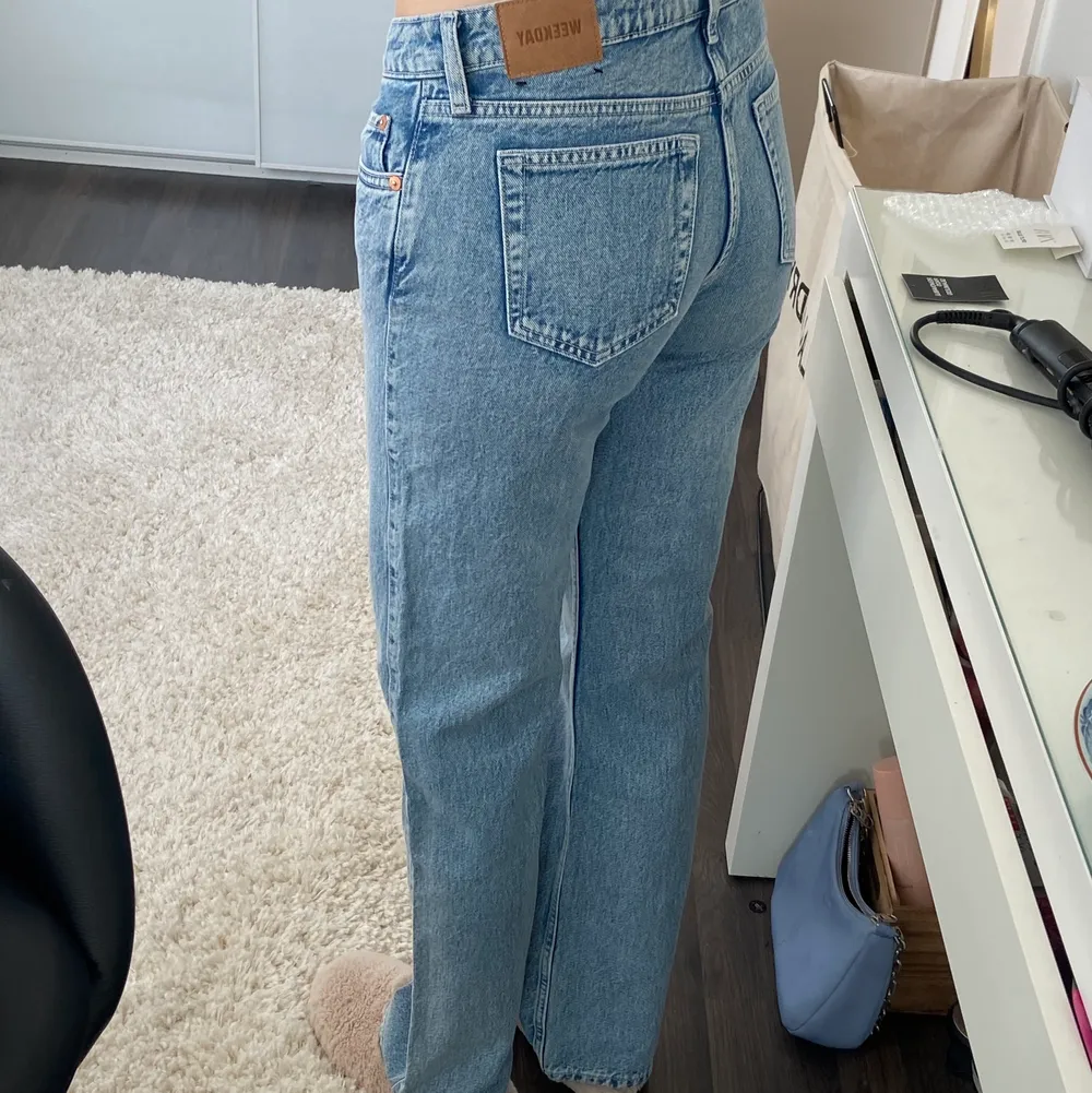 Säljer mina i princip helt nya weekday jeans i modellen arrow low. Använda 1 gång och säljer då jag behöver en större storlek. Köpta för 500kr, köp direkt för 300 inkl frakt. Jag är 168 och de är perfekta i längden.. Jeans & Byxor.