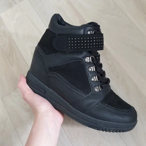 Svarta klackskor - Svarta skor med kilklack. Lite varmare, perfekt till vår eller höst, eventuellt vinter. Glittriga detaljer på flera ställen på skorna