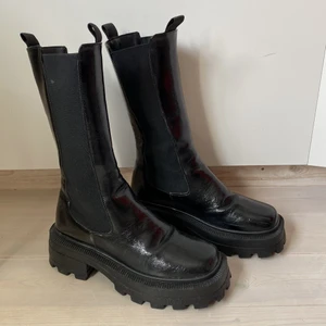 Boots - Svarta tvärballa boots från Nelly. Läderimitation. Använda endast en gång. Nypris 699:-