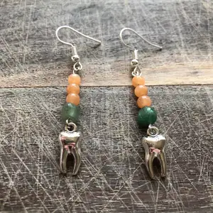 Handgjorda örhängen med äkta grön aventurin och orange jade 💚 betalning via swish 🧡