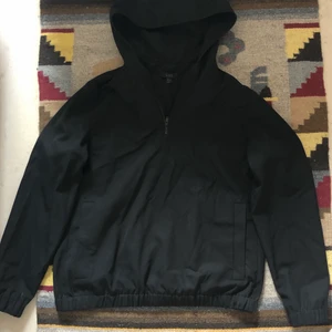 Cos pullover jacka - Hoodieliknande jacka, med zipper framtill och två framfickor. Väldigt fin jacka som passar bra på sommarkvällar. Smått använd, nypris 900kr.
