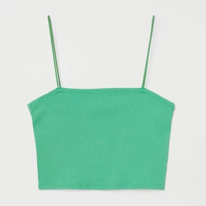 Grönt linne från h&m - Helt nytt grönt linne från h&m med prislapp kvar, säljs pågrund av att det inte kommit till användning. Linnet är i storlek S, nypriset är 99:- men säljer för 60kr