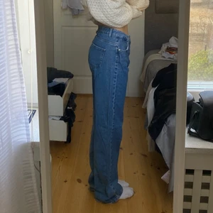 Blåa jeans - Mellanblåa lågmindjade jeans 💙💙
