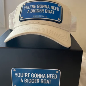 Jonh hatter keps  - Knappt använd! 💙 köpt på NK i Stockholm, box medföljer 