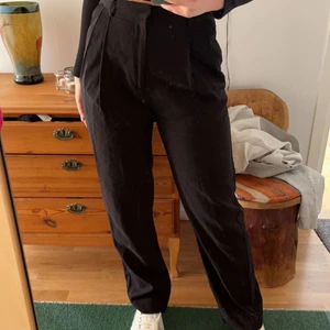 Lösa Kostymbyxor Lindex  - Säljer mina superfina konstymbyxor från Lindex i storlek 38a, passar mig i längden som är 175. Fint skick använda 1 gång 