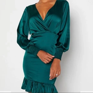 Grön satin klänning - Grön satin klänning med volang nertill, V-ringad