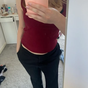  lågmidjade kostymbyxor  - Säljer dessa snygga svarta lågmidjade kostymbyxorna! Dom är aldirg använda och sitter skit bra! Lite stora på mig men passar 36-38! Passar någon som är åt det kortare hållet skulle jag säga❤️ köparen står för frakten!