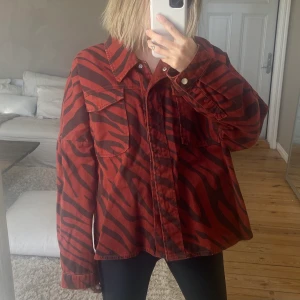 Zara jeansjacka zebra - Använd ett fåtal gånger. Storlek L