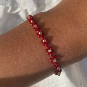 Armband  - Rött blommigt armband!😍 Skriv om annan färg önskas så fixar jag det❤️