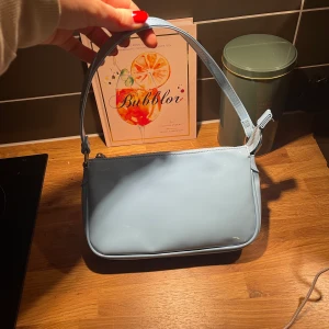 Väska - Fin blå väska. Använt fåtal gånger. :)