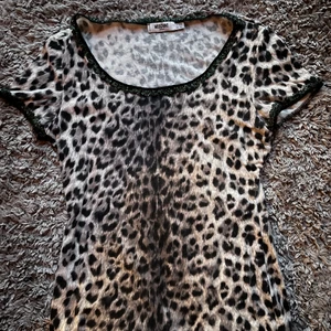 Leopardmönstrad tröja - Super snygg leopard mönstrad tröja med grönglittriga spets detaljer längst sidorna. Skriv till mig om ni vill ha fler bilder eller har frågor❤️‍🩹