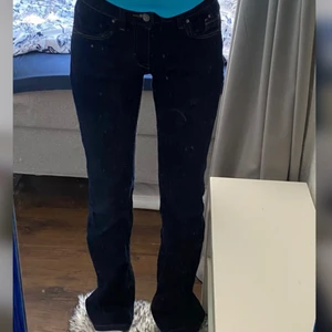 Esprit Bootcut jeans st W25 L32  - Ett par skit snygga, trendiga och mörkblå lågmidjade jeans med orange brodering✨✨🪐🪐. Lite för små så behöver tyvärr sälja dessa jeans nu. Köptes för 600kr och är i väldigt bra skick då det endast användes ett fåtal gånger samt väldigt bra kvalitet på dem.🌻🌺🌸 Frakt får man betala själv☺️☺️