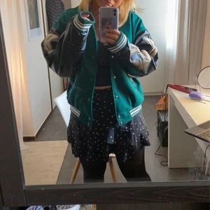 Jacka - Köpt för ca 800kr, väldigt fint skick och i strlk M. Säljer för 120kr +frakt. Kan även mötas i hudiksvall. 