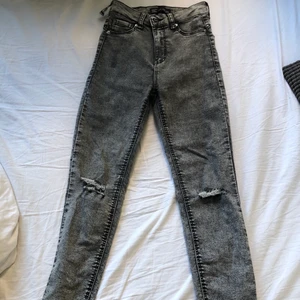 Gråa jeans / tights med stretch  - Gråa jeans/tights med mycket stretch, så de är väldigt sköna! Passar tyvärr inte mig längre, därav säljer jag. Ena haken har gått av. 