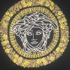 Versace T-shirt. Med blommor - Versace T-shirt med blommor
