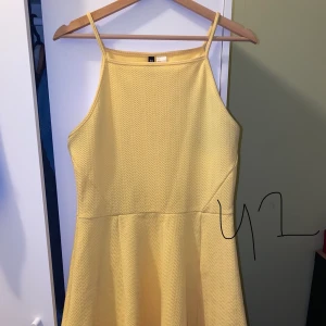 gul klänning  - andvänds ej 