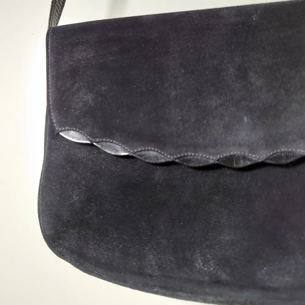 Äldre, liten nätt, svart väska i mockalikt material med läderrem🌱. Väskor.