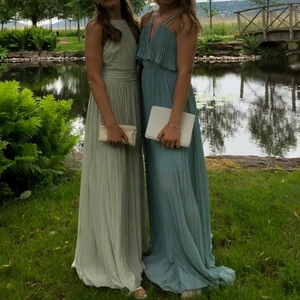 Balklänning från bubbleroom - Säljer min fina balklänning i storlek 34 från märket moments New York. Den är endast använd en gång och är i mycket fint skick. Klänningen har en dragkedja och en rosett baktill. Jag är 163 cm lång.