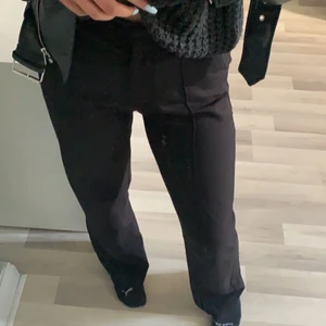 Madlady byxor  - Kostymbyxor från madlady som är i bra skick, säljs nu pågrund av att dom inte kommer till någon användning längre, storleken är 38 men jag som har storlek 36 kan även ha dom! Köpta för 500 säljer nu för 200 💓