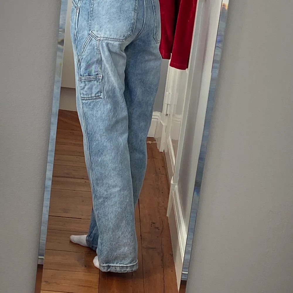 Ascoola lightwashed cargo jeans från Brandy Melville. Köparen står för frakt💗. Jeans & Byxor.