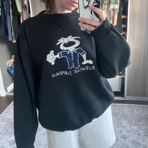 Sweatshirt  - Svart sweatshirt köpt secondhand☺️ köparen står för frakt