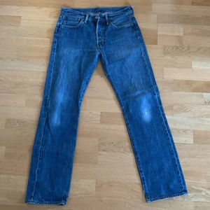 Vintage Levis Jeans Blå - Levis Raka Jeans Vintage Blå, Storlek W 31 L 32. 7/10 Bra skick. Nypris 800 kr, Säljs för 300 kr + 62 kr (frakt om det behövs). Möts i Stockholm📍Tar endast Swish!