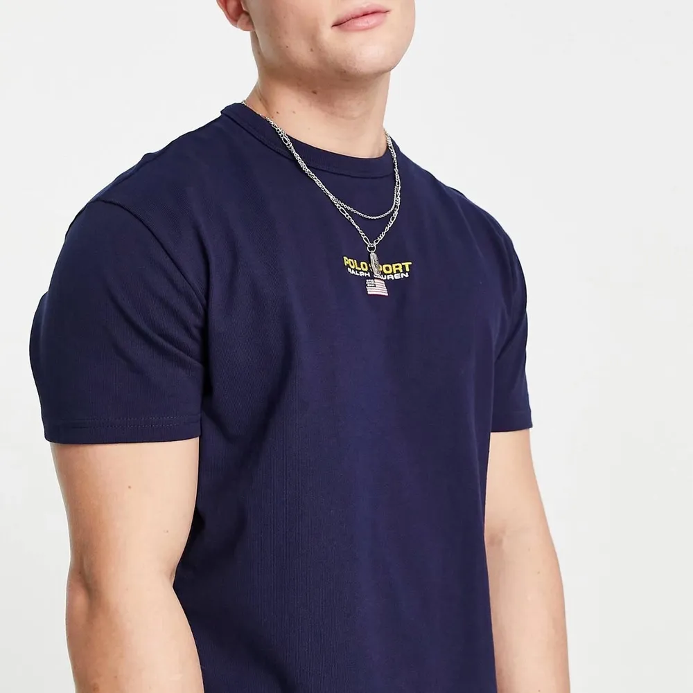 Ralph Lauren T-shirt, nypris är 695 KR. Storlekar som finns är XS och S. Tröjorna är helt nya och skickas med tags på.. T-shirts.