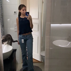 Lågmidjade jeans - Säljer ett par supersnygga lågmidjade jenas från brandy mellville (ALDRIG ANVÄNDA). Detta innebär då att de är i onesize (storlek S). Jag brukar ha storlek 34 eller 36 och de passar mig superbra. Är också 170 lång❤️❤️