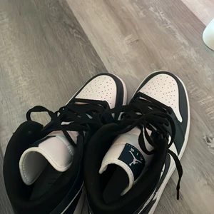 Jordan 1s - Mid armory navy Jordan 1s  storlek 42/5 använt dem 3 gånger så dem är i bra skick 9,5/10 anledningen vrf jag vill sälja dem är  för att jag inte passar i höga skor och hellre vill köpa lows, köpte dem i februari  för 2300 kr men pris kan diskuteras 