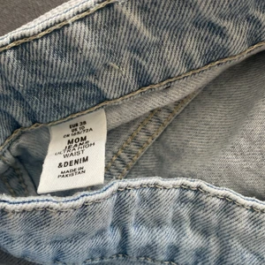 Mom jeans - Högmidjade mom jeans med bälte, bra skick, köpta för ca 10 månader sedan, 165 cm i längden men passar även mig som är 156cm.  