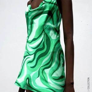 Mönstrad grön klänning- Zara  - Storlek L, endast använd 2 gånger så i fint skick! 🌟