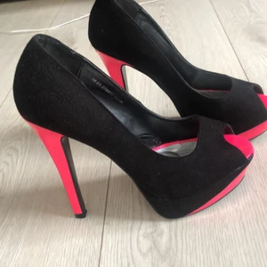 Pumps klackskor svarta neon rosa - Jätte fina klackskor pumps i svart mocka samt neon rosa lack på klacken och där fram. Säljer pga av att de inte kommer till användning av min mamma (hennes skor! Annars jätte fina och bra kvalite bara att de på få ställen har fått svarta små märken.STORLEK 38 och MÄRKET är Vox Shoes 