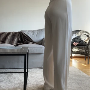 Vita kostymbyxor från bikbok - Jättefina vita kostymbyxor från bikbok, superfin passform!