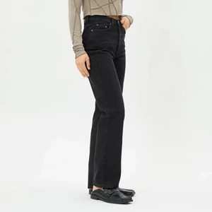 Jeans😍 - Sååå snygga jeans från weekday i modellen Rowe. Formar kroppen magiskt, men har tyvärr blivit för små för mig😢köpt för 500 säljer för 300, ser ut som nya men ytterst lite slitna vid inre låret men inget som syns!💓