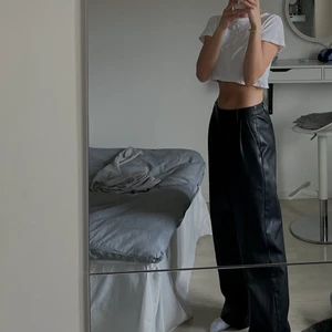 Läder byxor  - Jag säljer mina jättefina läder byxor i storlek M. De är ifrån bershka och i mycket bra skick. Skriv privat för fler frågor eller bilder!!